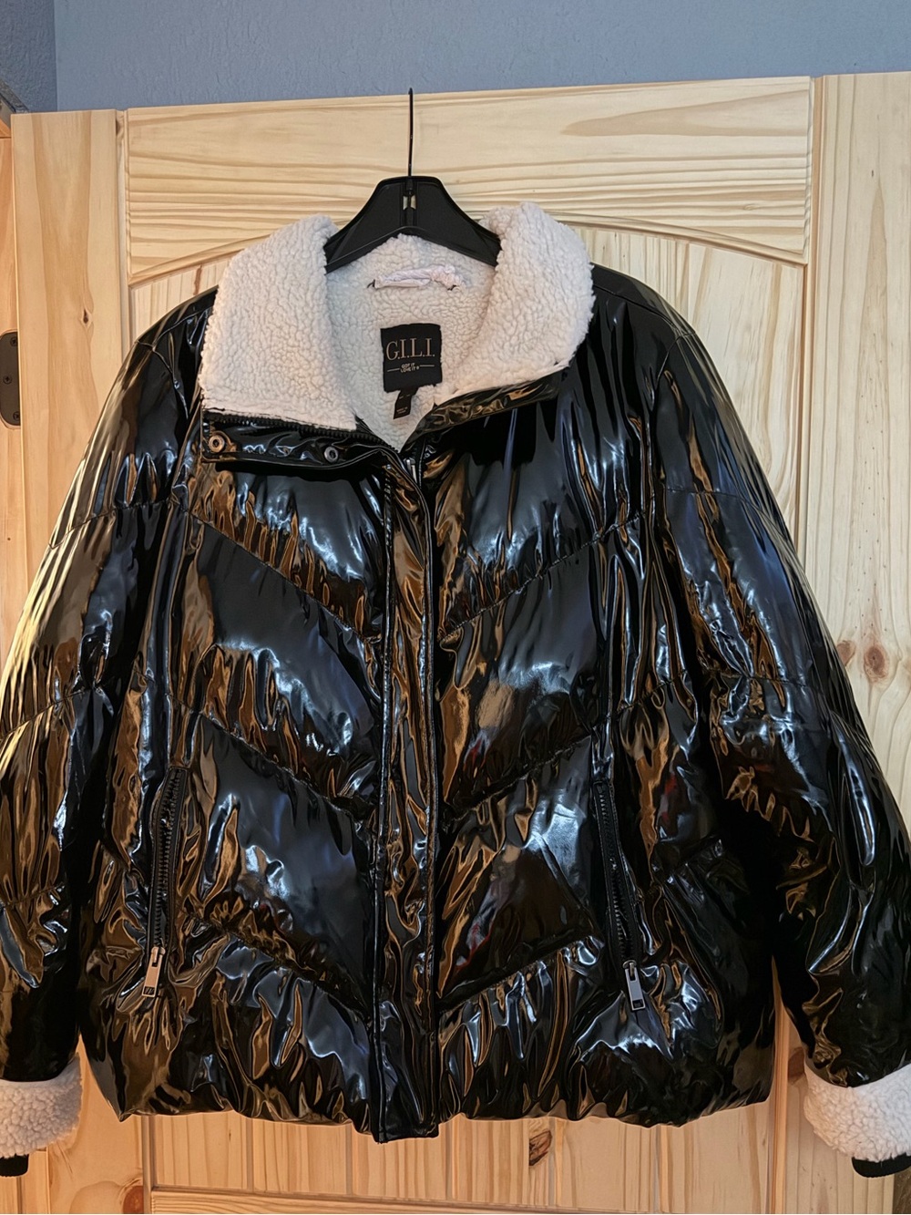 New without tags Black shiny Puffer Jacket with Sherpa Collar XL